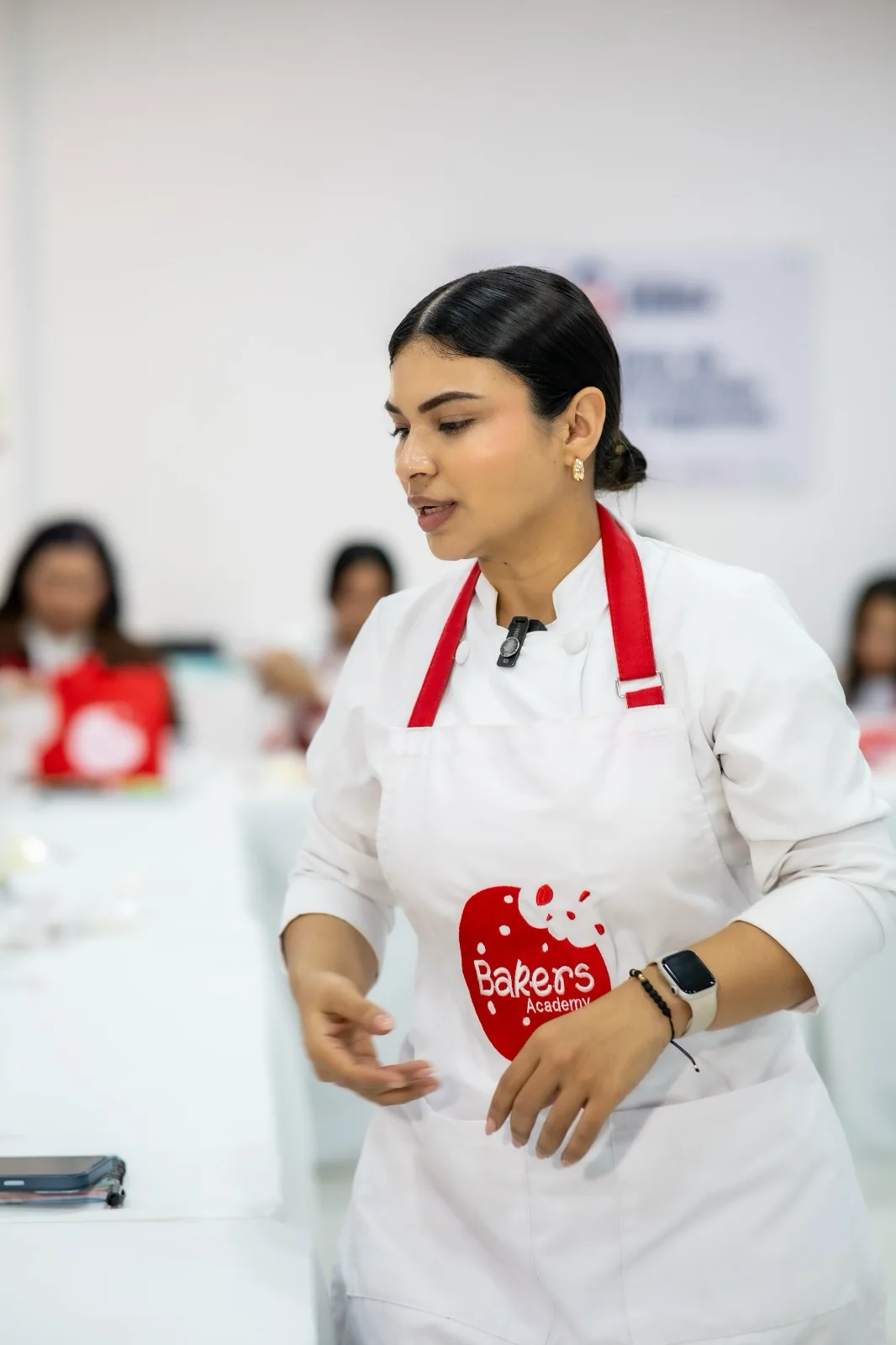 Camila Losada guiando una experiencia de Bakers Academy