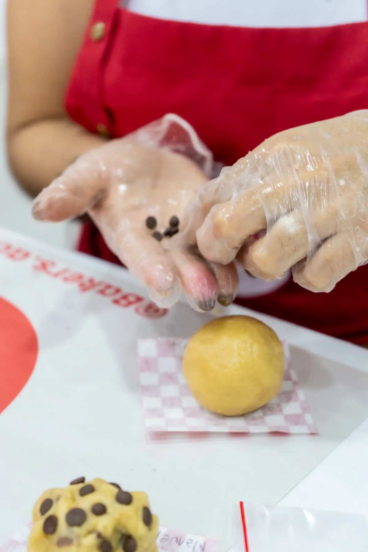 Manos formando una cookie durante una clase de Bakers Academy