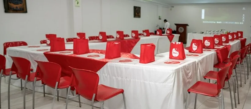 Mesas preparadas con materiales y bolsas de Bakers Academy.