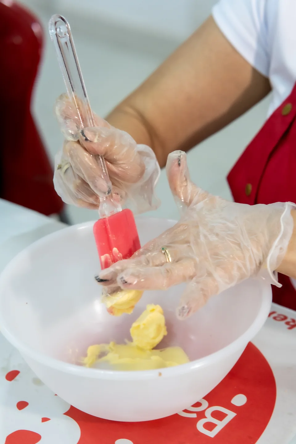 Manos mezclando los ingredientes de una masa en un bowl.