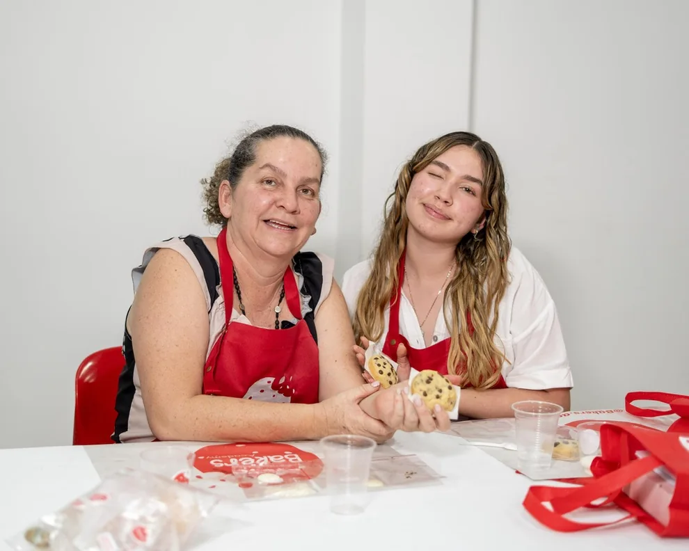 Dos participantes comparten la mesa y muestran sus cookies.