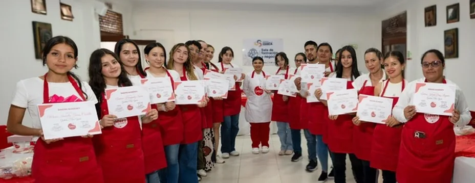 Grupo de participantes del taller con sus diplomas.