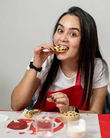Una participante prueba una cookie elaborada durante el taller.